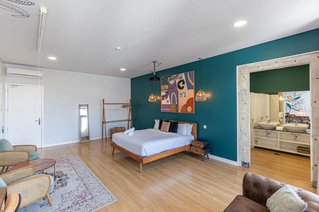 波尔图Selina Porto的一间卧室设有一张床和一间客厅。