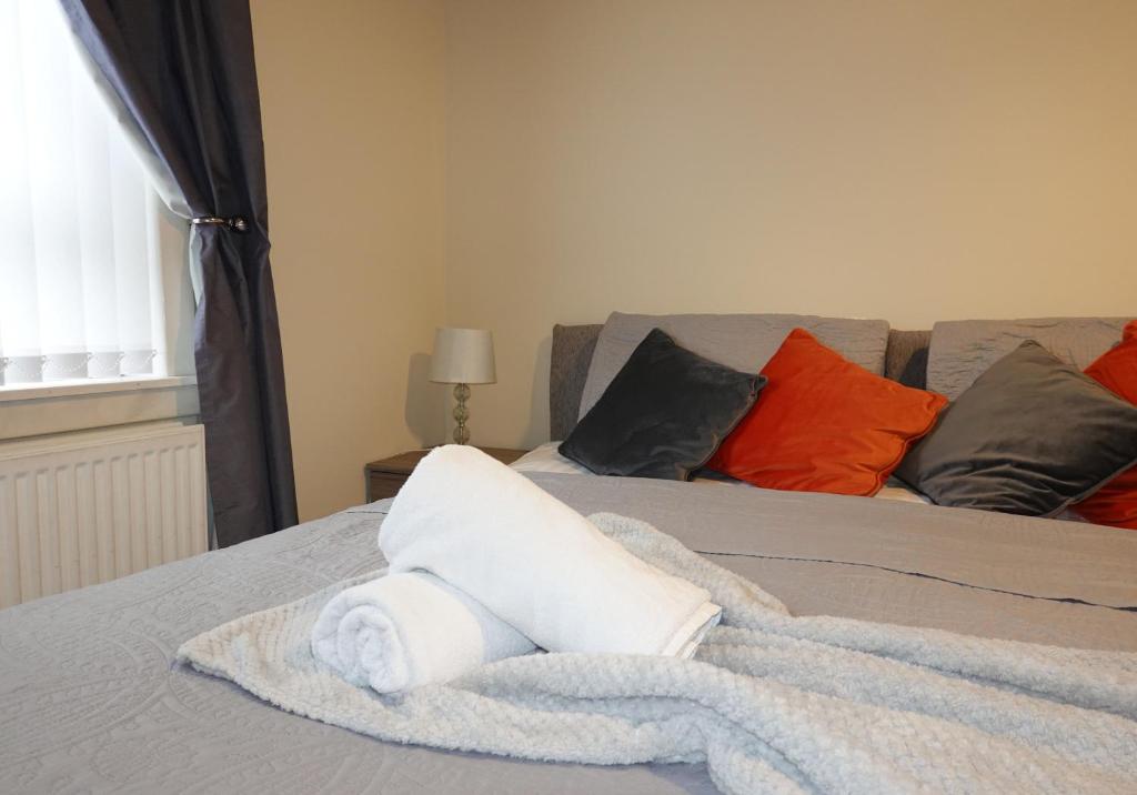 High BlantyreWelsh Drive Apartment by Klass Living Blantyre的床上的可卷起的白色毛巾