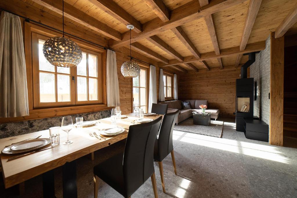 维尔德豪斯Chalet Selun的用餐室配有长木桌子和椅子