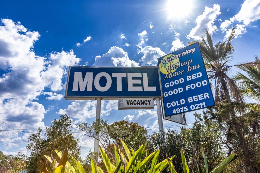 BenarabyBenaraby Hilltop MotorInn的天空中阳光的汽车旅馆标志
