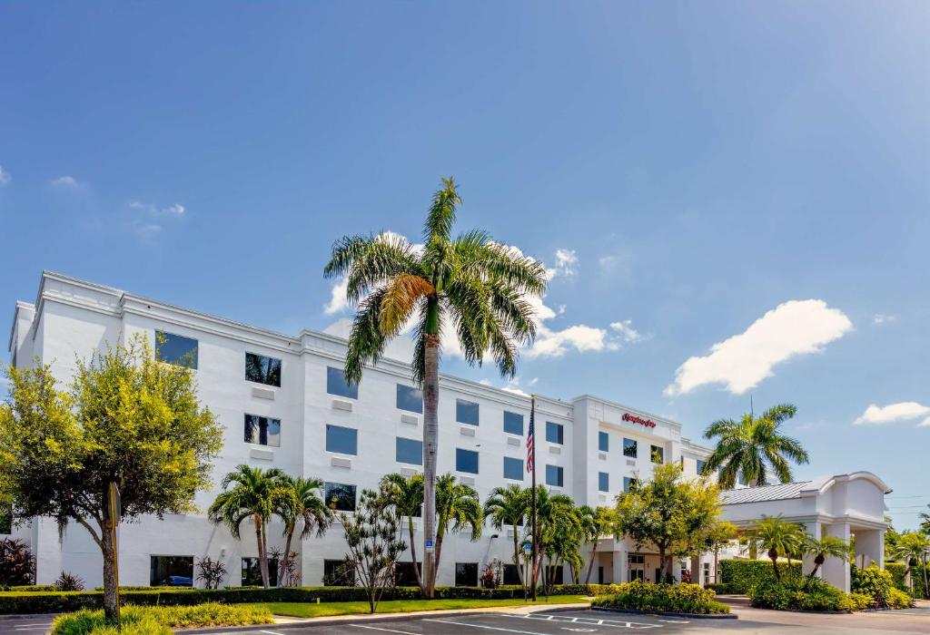 沃思湖沃思湖 - 收费公路 - 西棕榈滩汉普顿酒店的一座棕榈树的办公楼