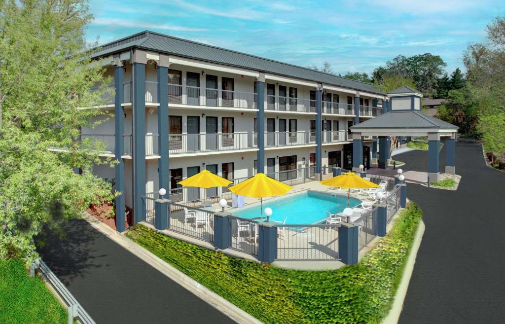 阿什维尔比尔特莫尔村克拉丽奥酒店的享有酒店空中景色,设有游泳池和遮阳伞