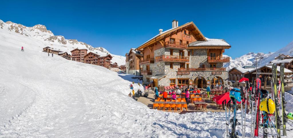蒂涅Résidences Village Montana by Les Etincelles的雪地滑雪的雪山上的滑雪小屋