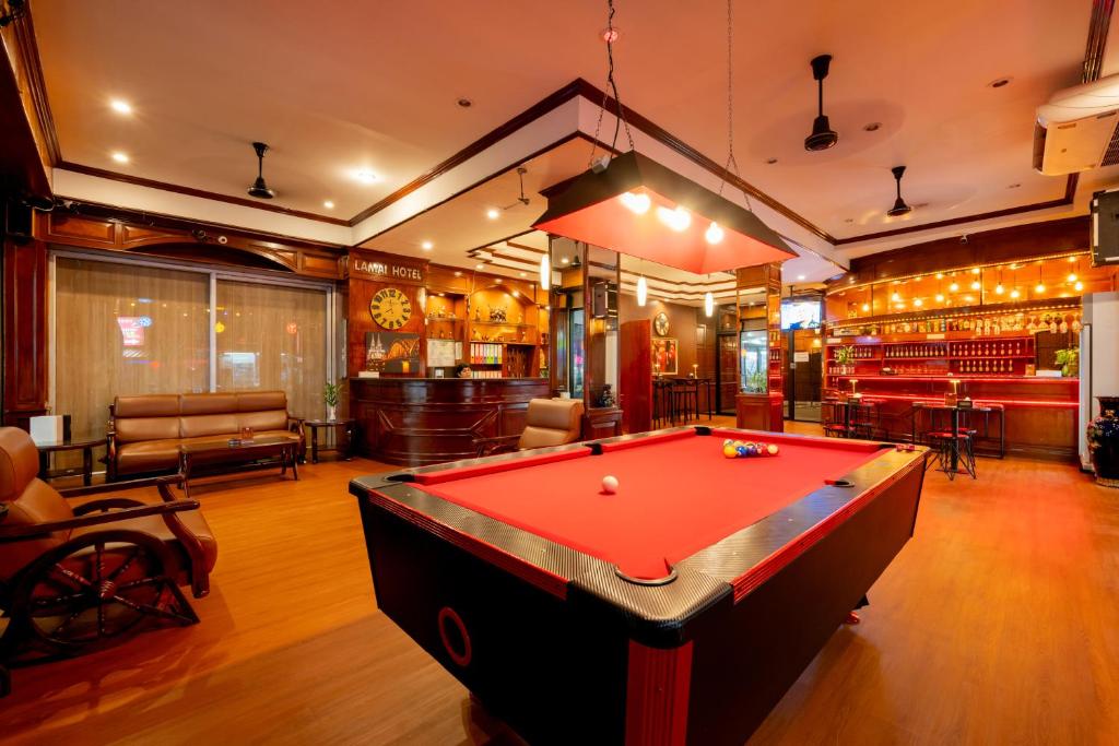 芭东海滩拉迈酒店的带酒吧的客房内的台球桌