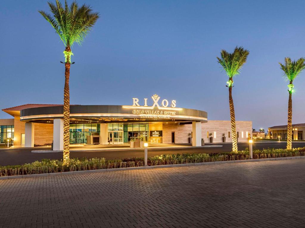 沙姆沙伊赫Rixos Golf Villas And Suites Sharm El Sheikh的一座棕榈树建筑