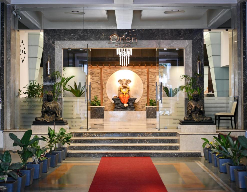 波尔沃林Hotel Orion Centrally near North Goa & Panjim的大堂,在大楼前铺有红地毯