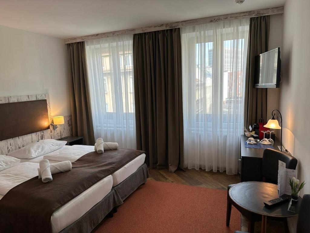 维也纳Versava Apartments的酒店客房设有一张大床和一张桌子。