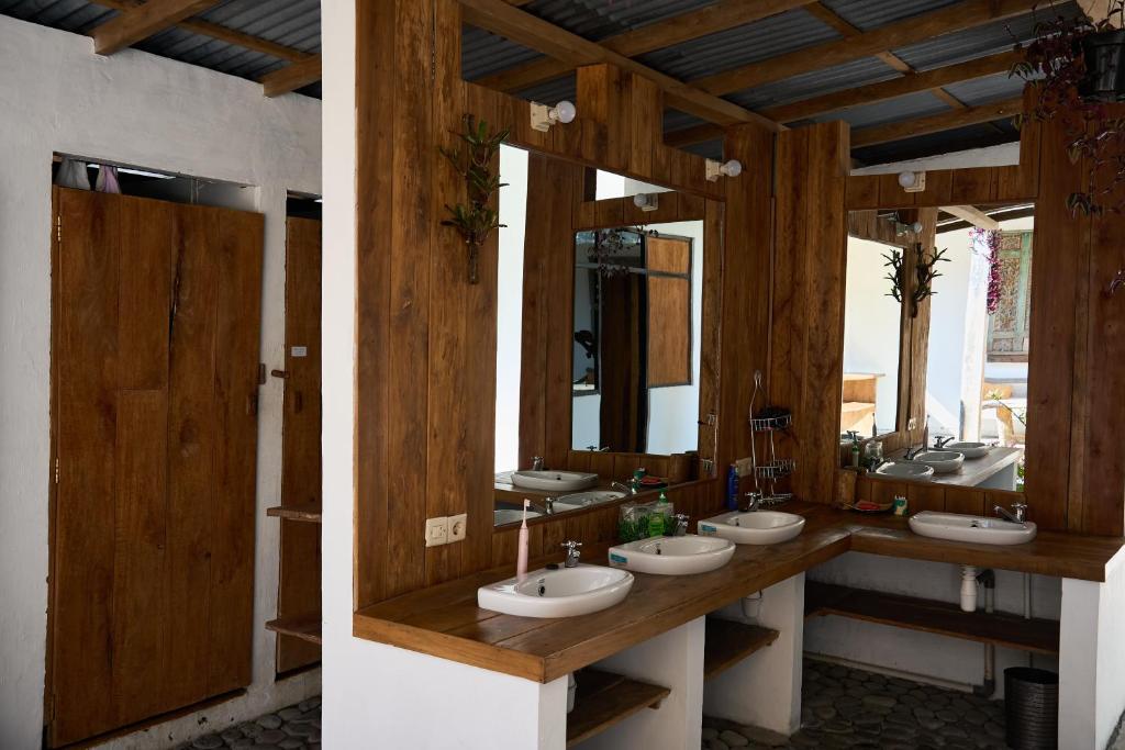 贝都古Chakra Tavern的浴室设有4个水槽和2面镜子