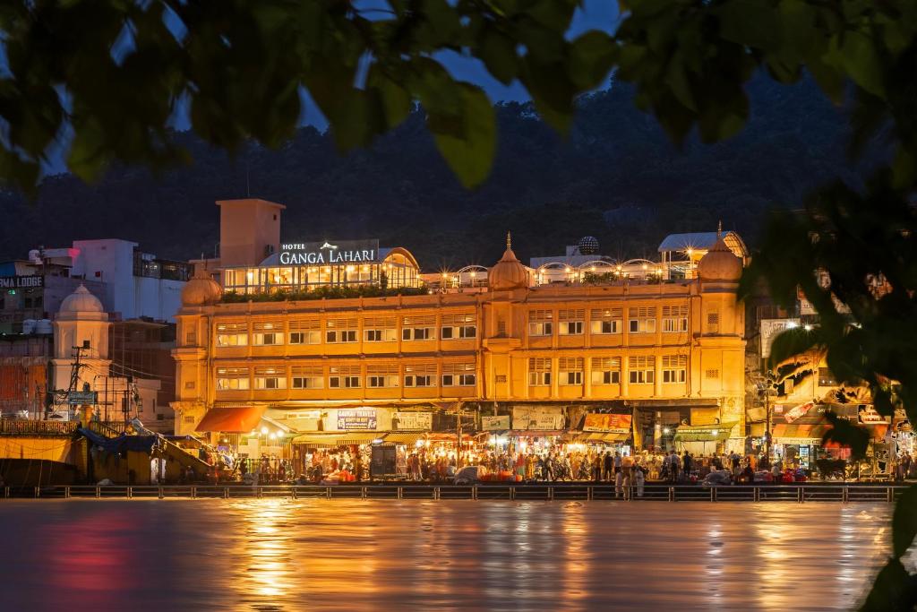 哈里瓦Ganga Lahari by Leisure Hotels的一座大建筑,在城市前的夜晚
