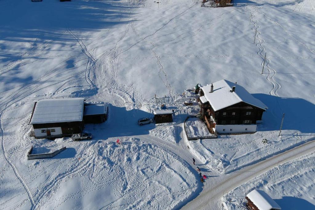 FrauenkirchIdyllisch gelegene grosszügige Ferienwohnung Chumma的雪中房屋的空中景观