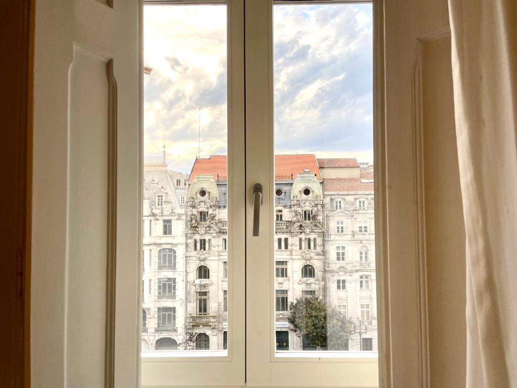 波尔图环球大酒店的享有大楼景致的开放式窗户
