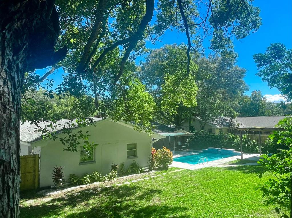 克利尔沃特4 Bedroom Clearwater Vacation Home with Amazing Backyard的一座带庭院和游泳池的房子