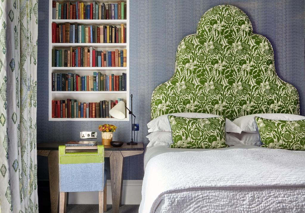 伦敦菲尔姆戴尔16号酒店的一间卧室配有床和书架