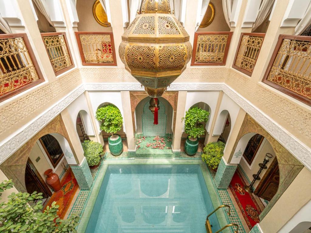 马拉喀什利亚德童话庭院旅馆的大楼游泳池的顶部景色