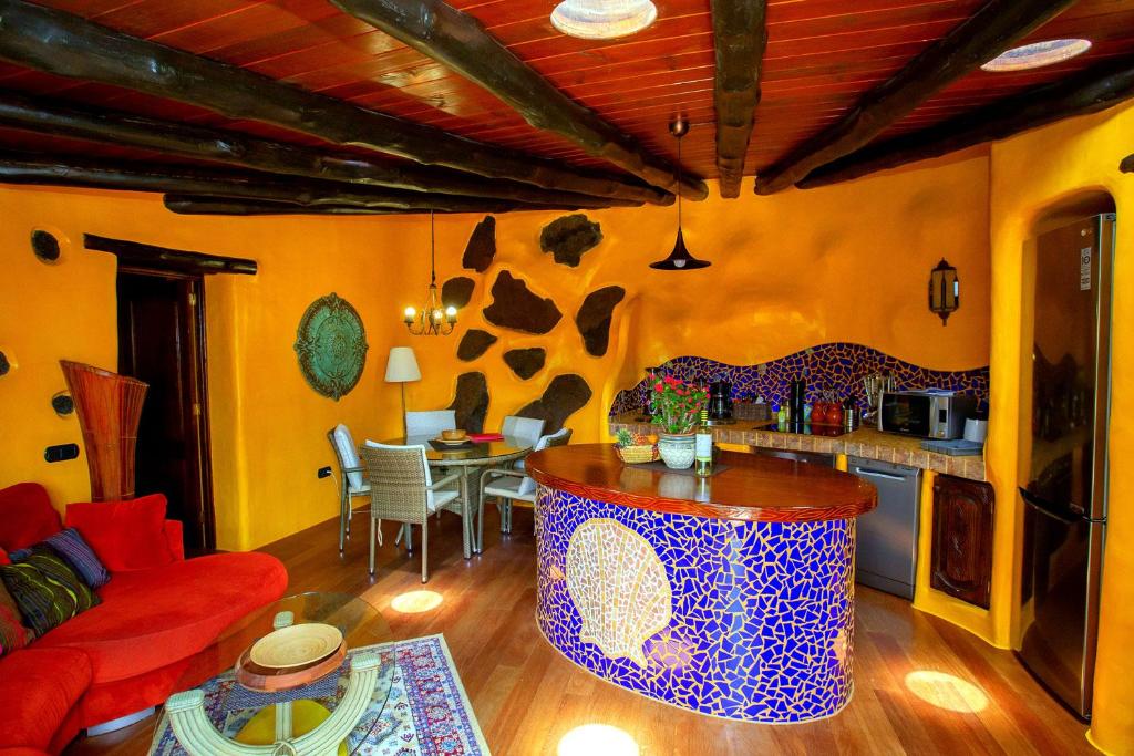 阿索马达Casa La Concha的客厅配有红色的沙发和桌子