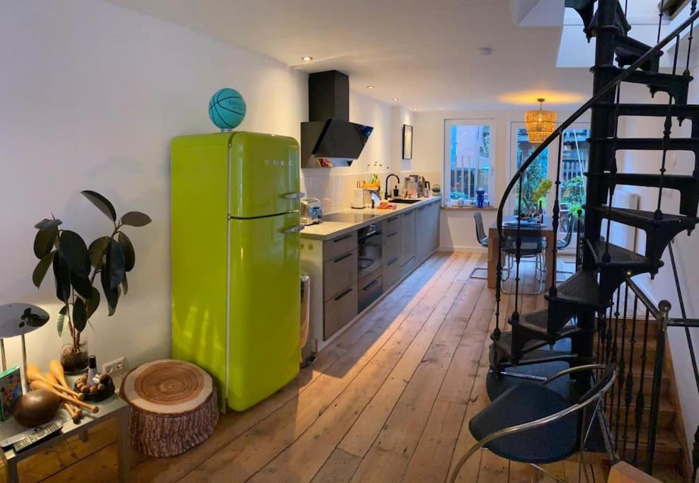 霍恩City-beach apartment nearby Amsterdam的一间带绿色冰箱和楼梯的厨房