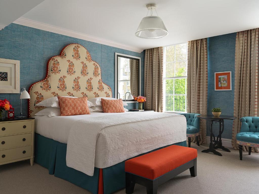 伦敦菲尔姆戴尔酒店集团多塞特广场酒店的一间卧室配有一张带蓝色墙壁的大床