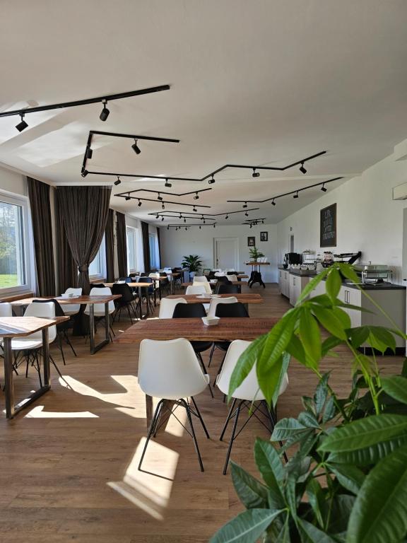 罗塞格Hotel Fuchs & Hase SELF CHECK IN的大型客房配有桌椅和植物