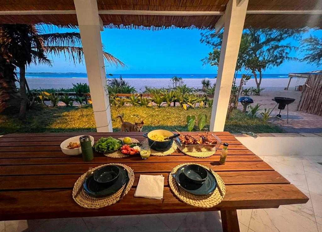 托弗海滩Casa do Índico的一张带食物的桌子,享有海滩美景