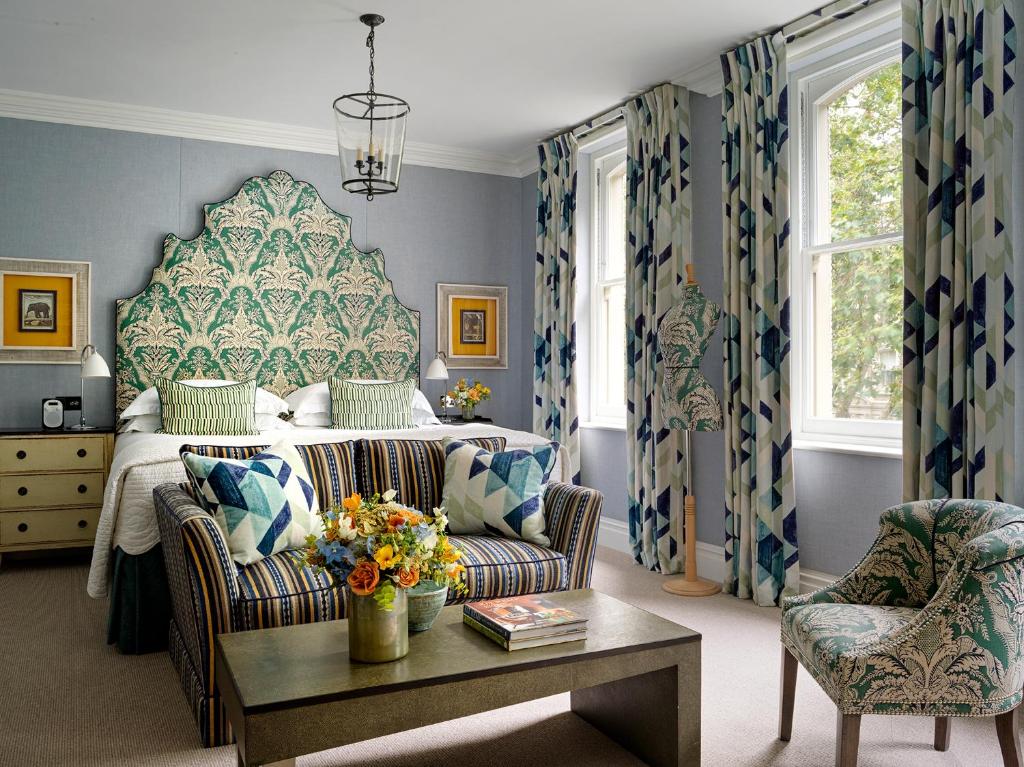 伦敦菲尔姆戴尔酒店集团骑士桥酒店的一间卧室配有一张床、一把椅子和一张桌子