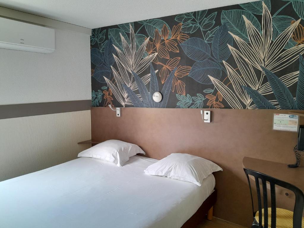 纳博讷纳博讷法斯特酒店的一间卧室设有两张床,墙上有植物