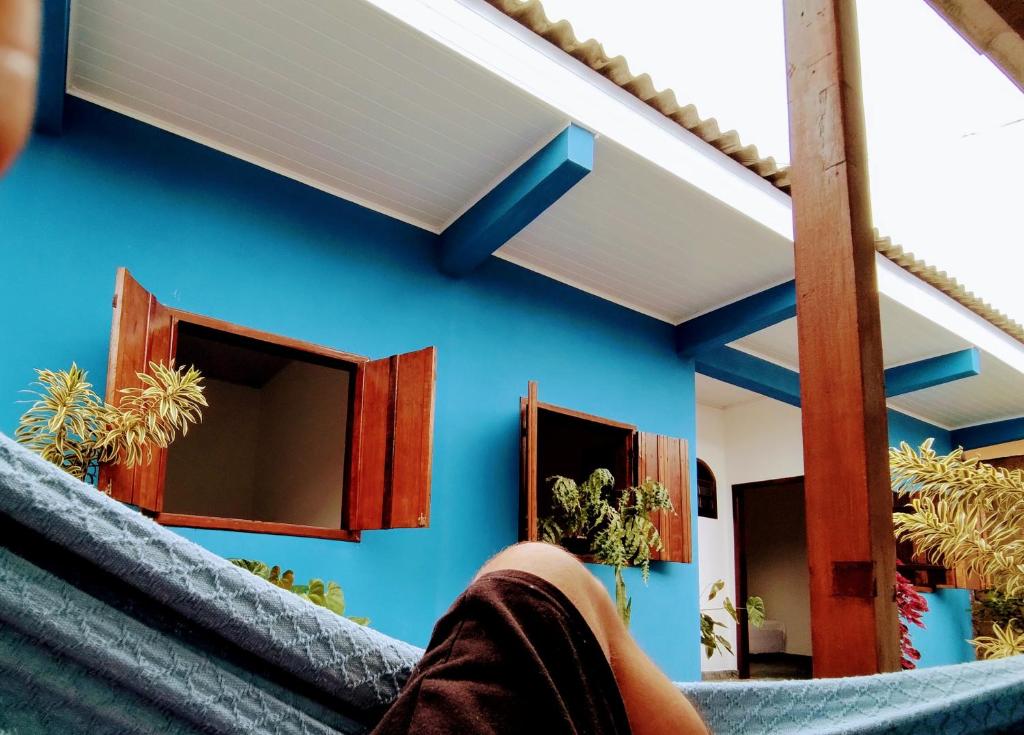 卡拉瓜塔图巴Villavera - Caragua Centro的坐在房子楼梯上的人