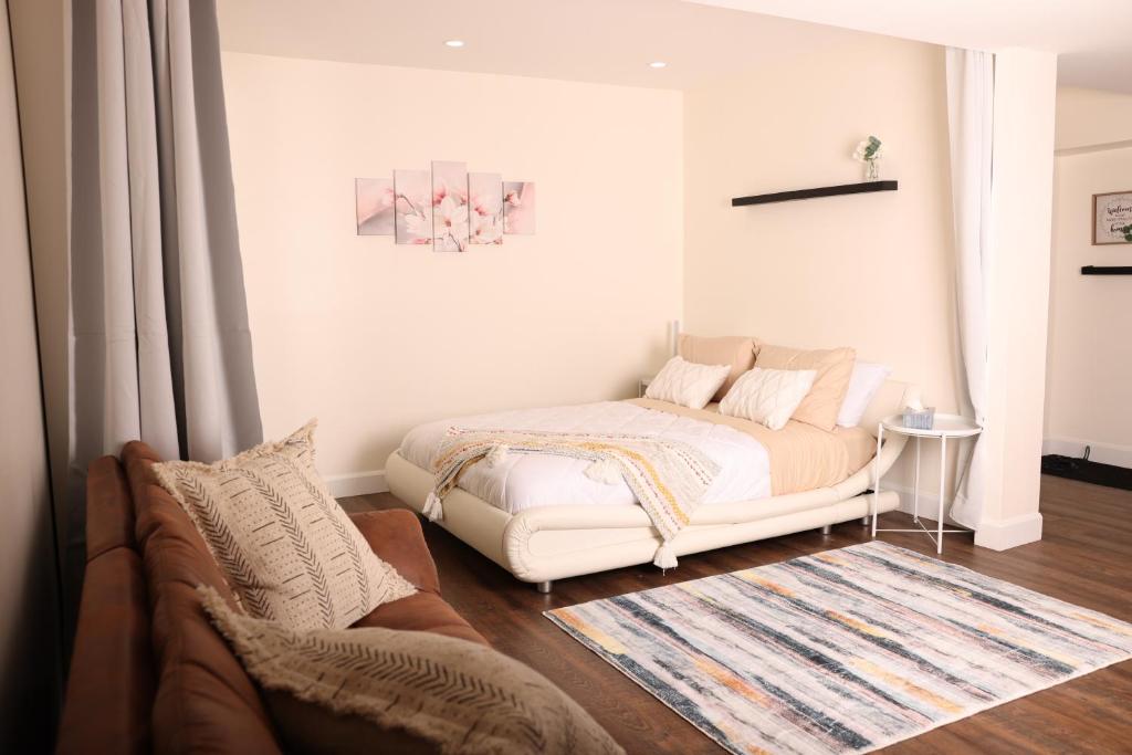 蒙特利尔bedford - Urban escape的卧室配有白色的床和沙发