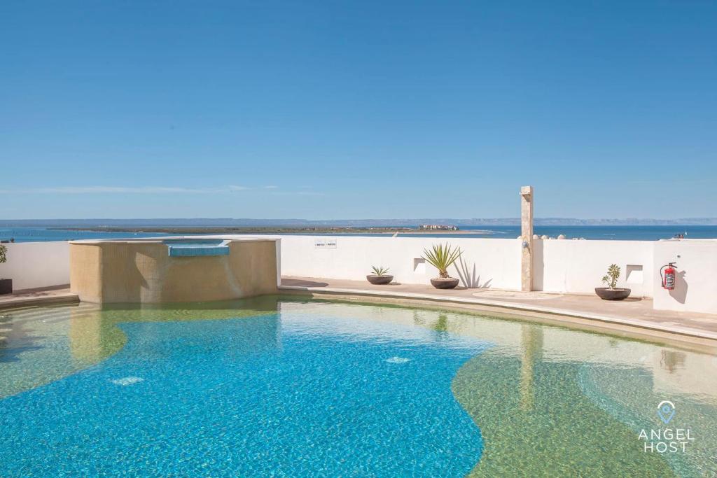 拉巴斯Condos with Spectacular Ocean View & Pool Onsite的海景游泳池