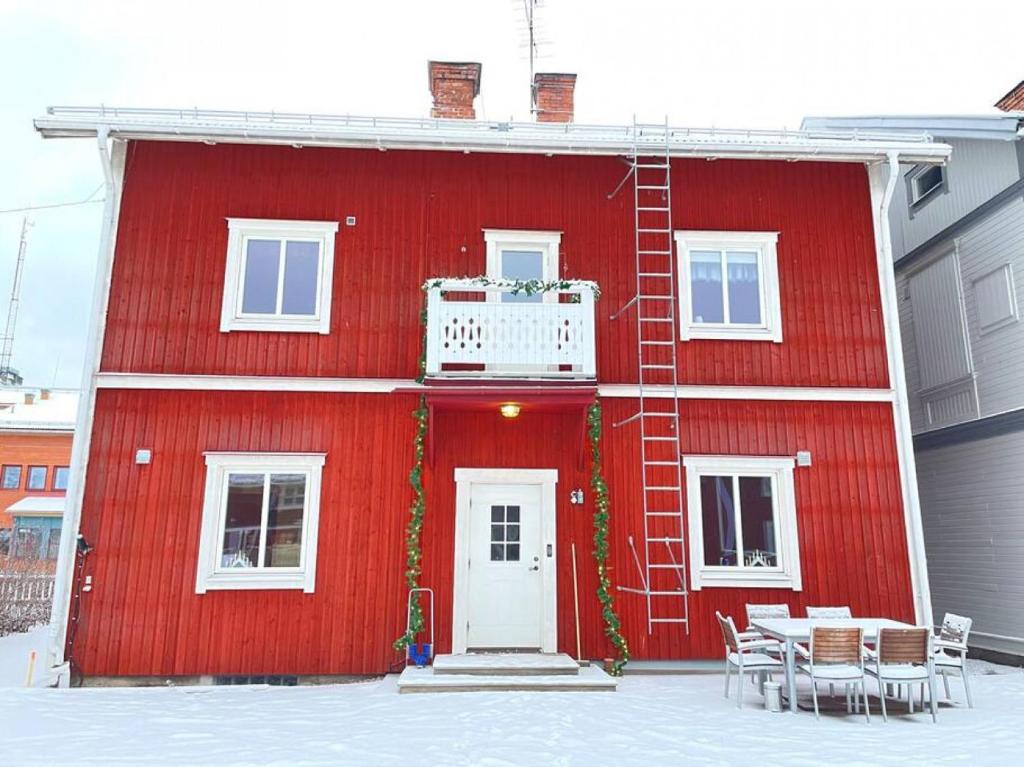 莫拉Skraddaren, close to Vasaloppet finish line portal的前面有一张桌子和椅子的红色房子
