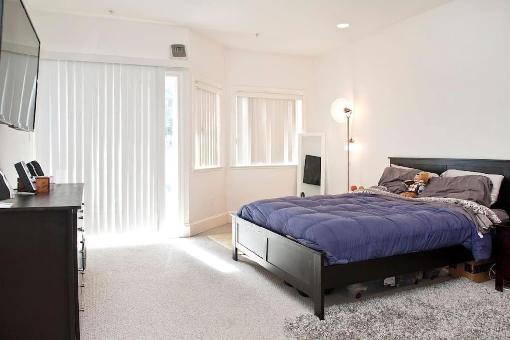 旧金山HUGE Open Concept Living in Best Location的一间卧室配有一张带蓝色棉被的床