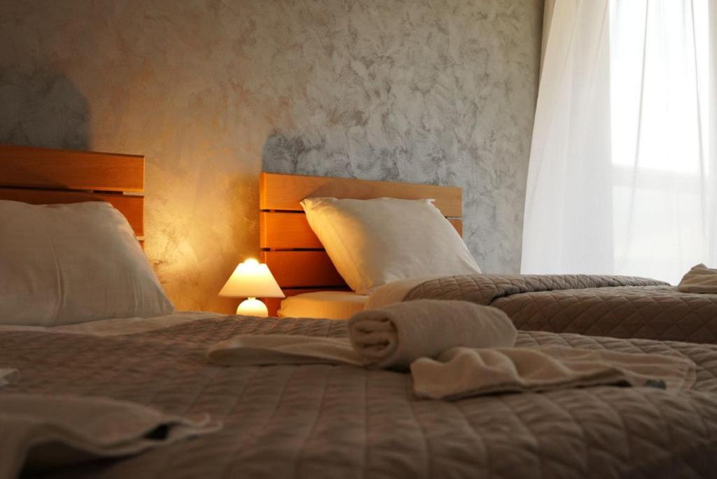梅斯蒂亚Lastili Inn Hotel的酒店客房,配有两张床,床上配有毛巾