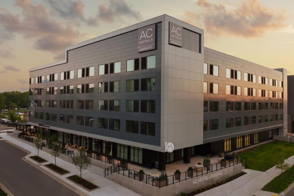 兰辛AC Hotel by Marriott Lansing University Area的一栋办公楼,旁边设有标志