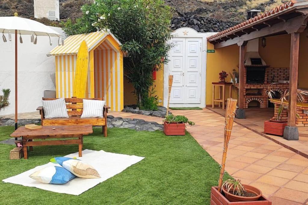 马佐Viento de Sal的一个带长凳的院子和一个带冲浪板的房子