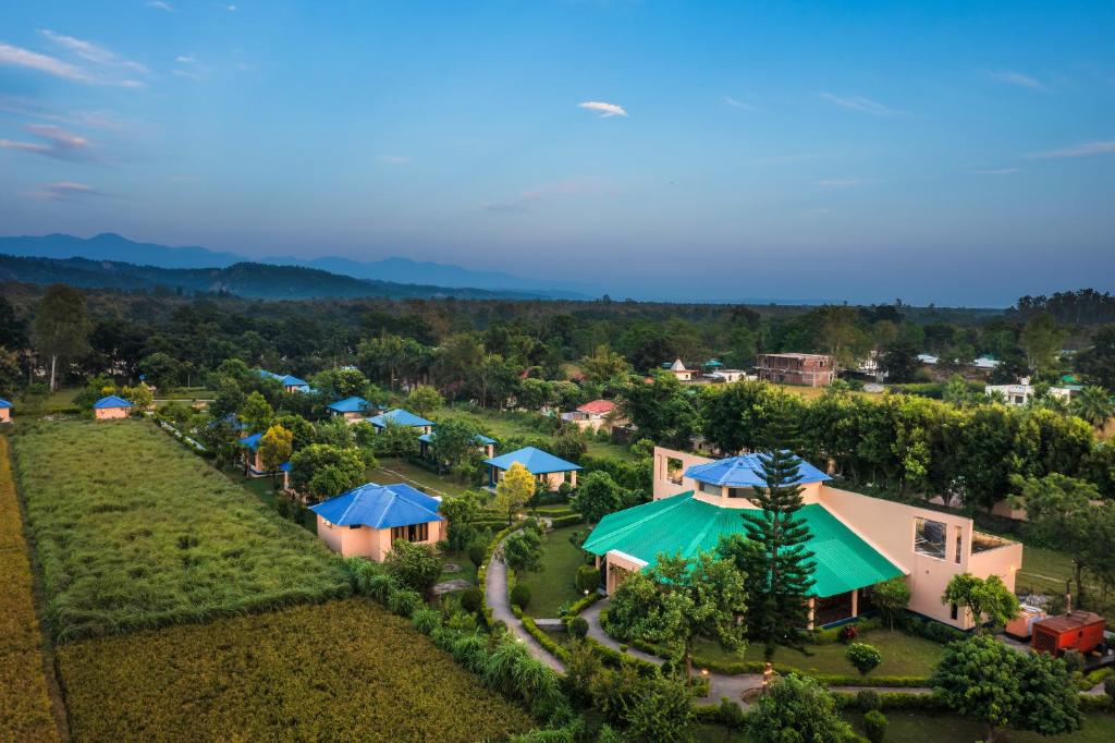 兰纳加Tusk and Roar Corbett Resort, Jim Corbett的树木繁茂的度假村的空中景致