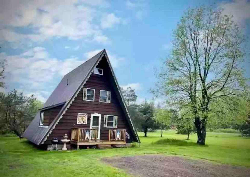 艾恩伍德U.P Norse A-frame close to Powderhorn Ski Resort的大型木房子,设有 ⁇ 盖屋顶