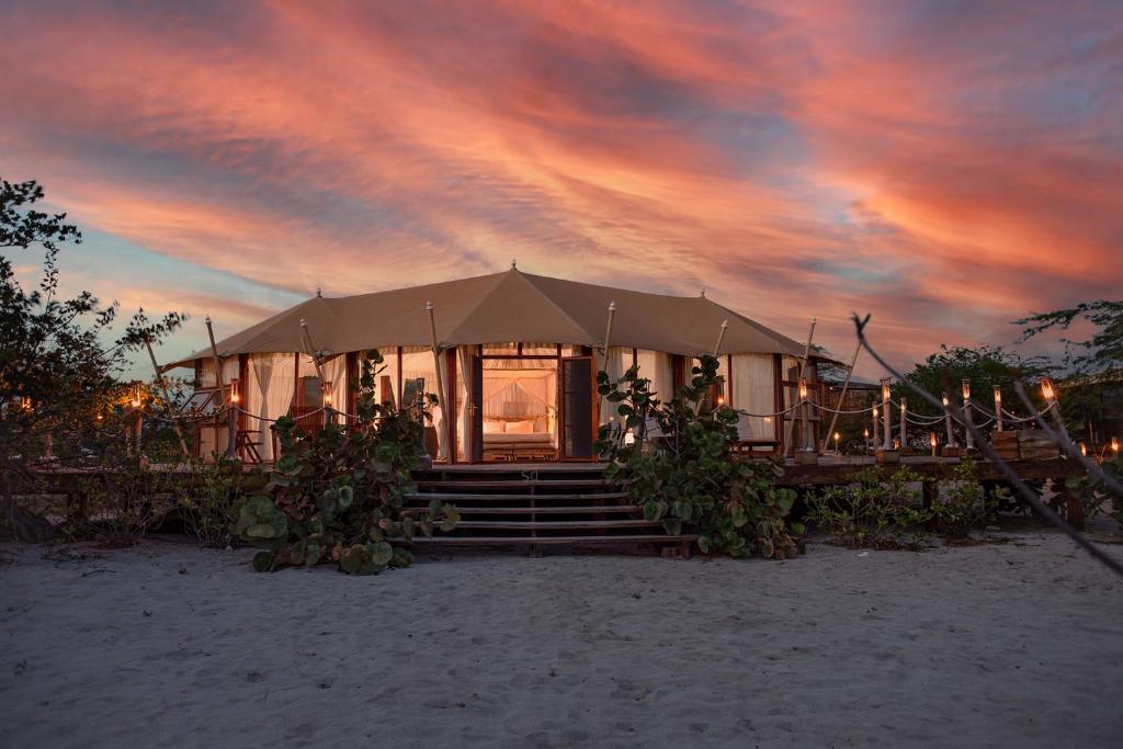 佩德纳莱斯Eco Del Mar的海滩上的帐篷,享有日落美景