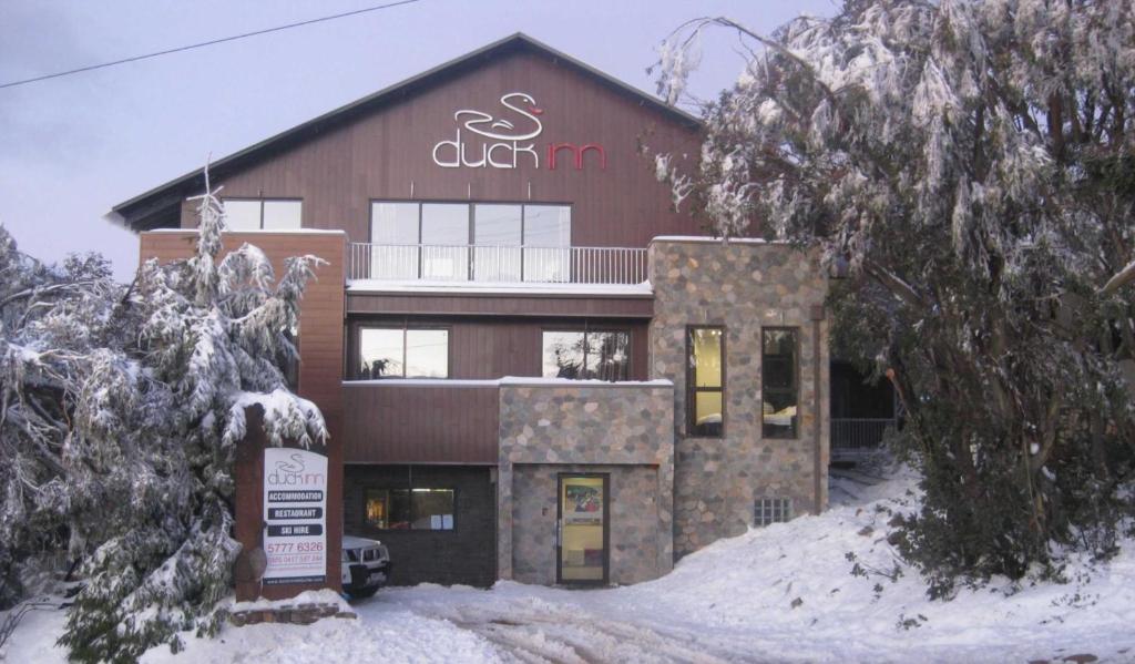 布勒山布勒山杜克旅馆的雪上标有标志的建筑