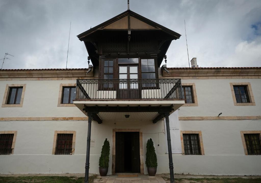 TerradillosCASA RURAL PALACIO CONDE DE ALDANA con piscina entre encinares y dehesas的一座带阳台的建筑