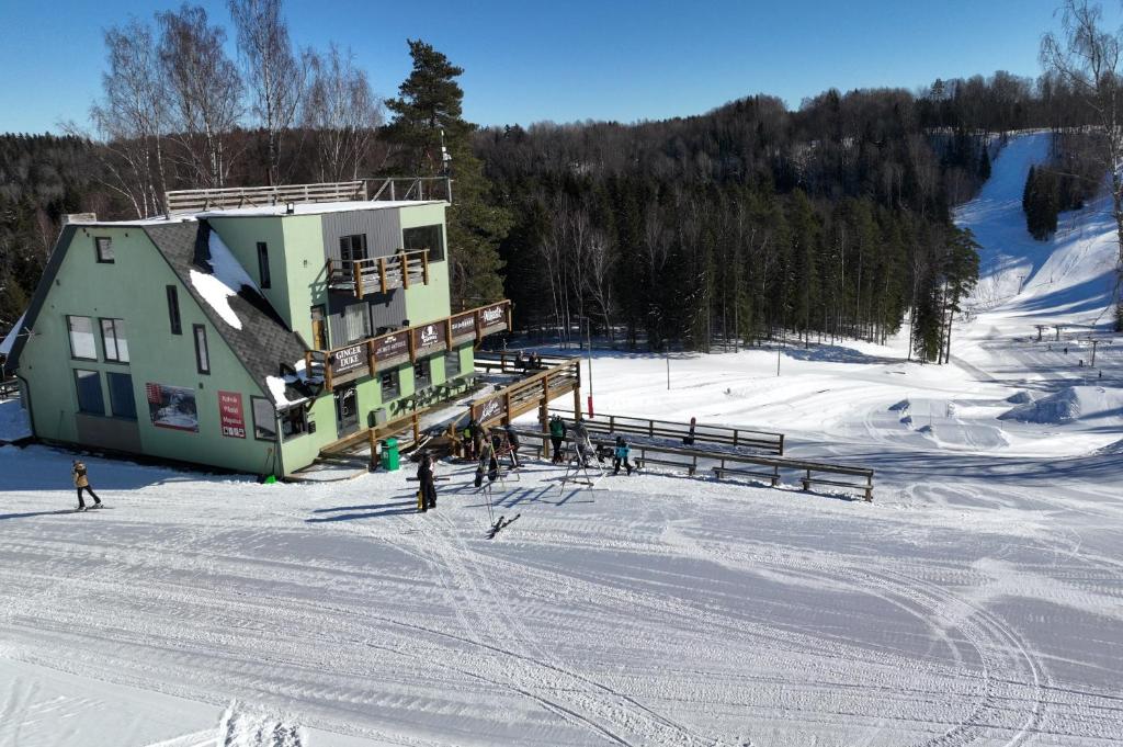 KoloreinoKütioru puhkekeskus的雪地滑雪坡上的建筑物