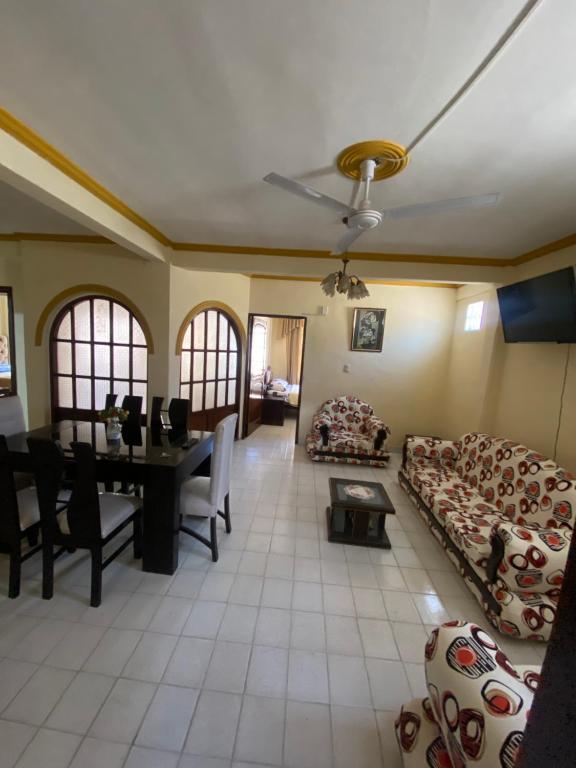 亚奎巴Departamento en zona céntrica de Yacuiba的客厅配有沙发和桌子