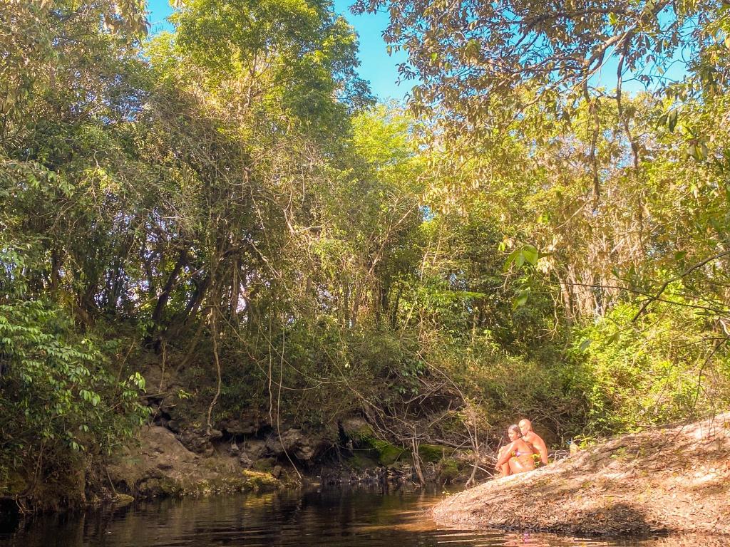 戈亚斯州上帕莱索Rancho Mariá Camping em Alto Paraíso de Goias的河里水中的几个人