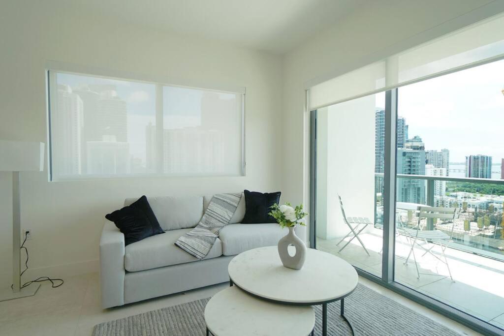 迈阿密Brand New Apartment in Brickell with parking的白色的客厅配有沙发和桌子