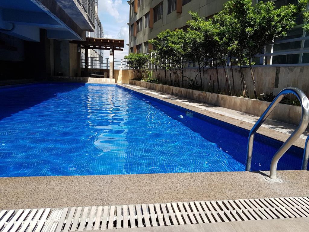 宿务Luxury Budget Condo in Central Cebu的大楼里的一个大型蓝色游泳池