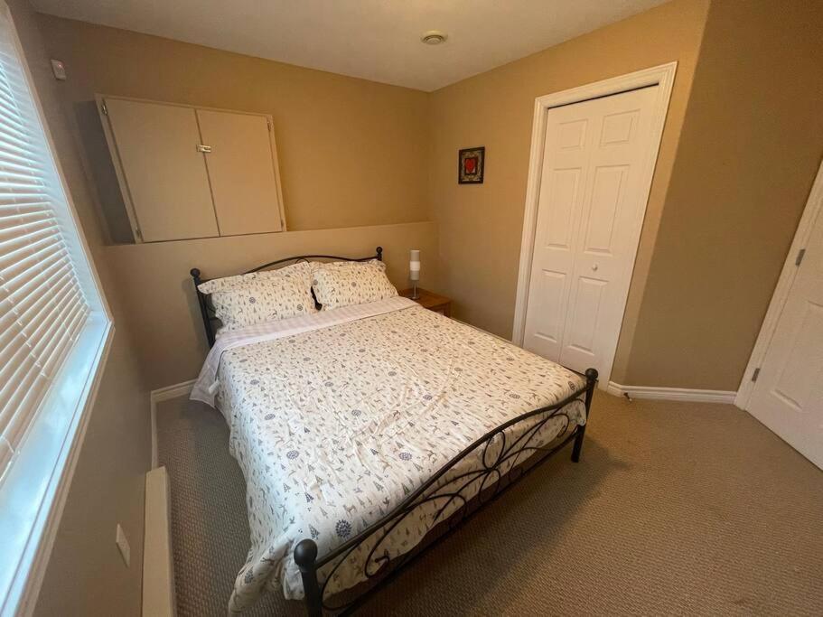 哈利法克斯Armdale Urban Lodge, Dine & Stay的卧室配有带白色棉被的床