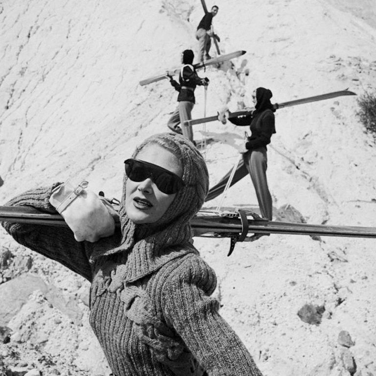 斯拉德明test的戴着太阳镜的女人拿着步枪