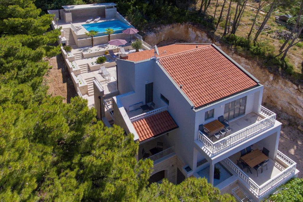 布雷拉Apartments with a swimming pool Brela, Makarska - 19345的屋顶白色房屋的顶部景色