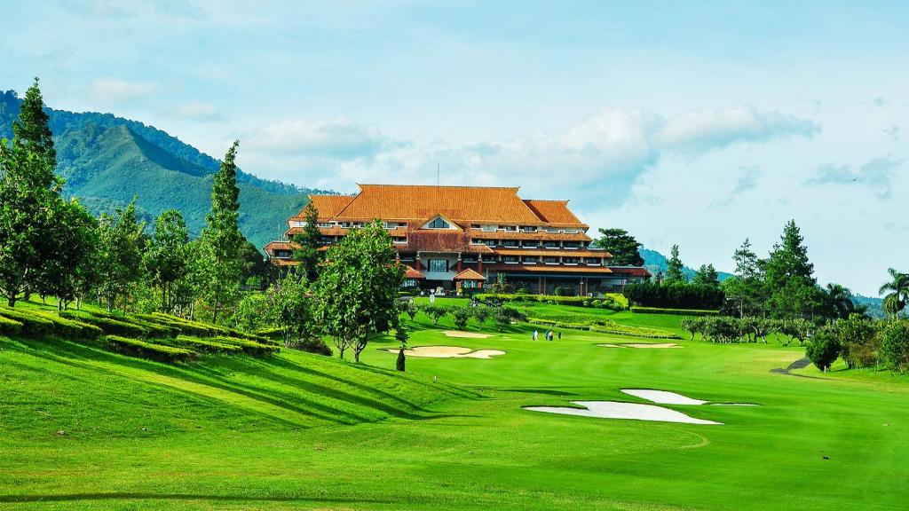 JatinangorJatinangor National Golf & Resort的享有高尔夫球场和度假村的景色