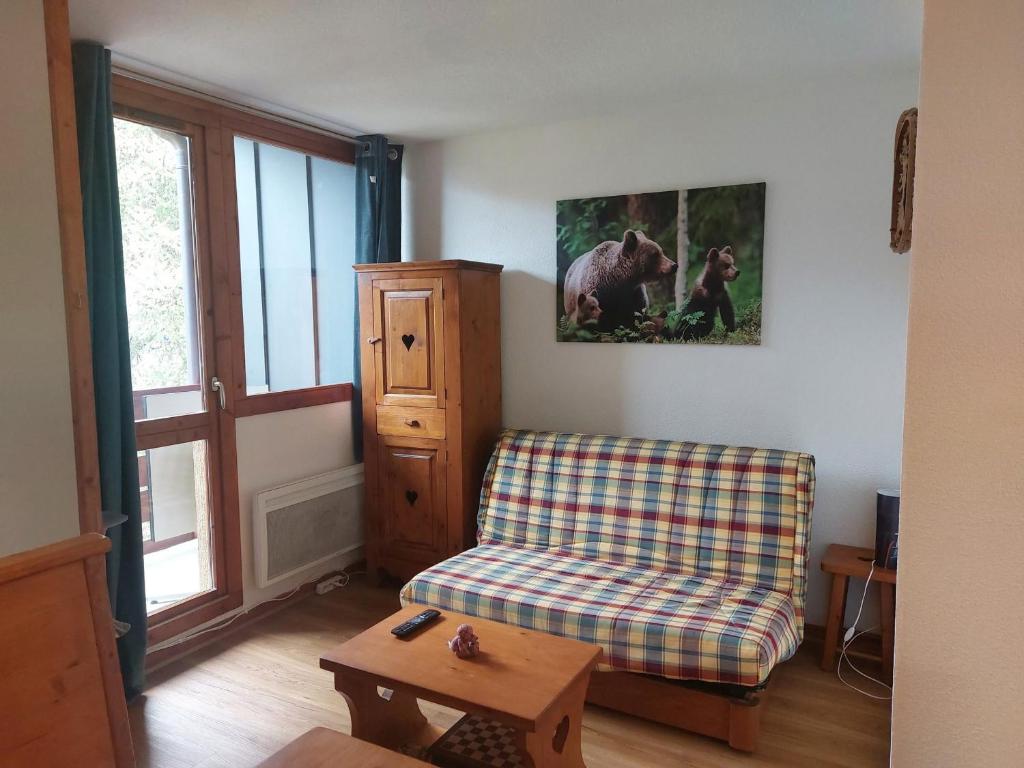 兰德里Appartement Peisey-Vallandry, 1 pièce, 4 personnes - FR-1-411-907的客厅配有沙发和桌子