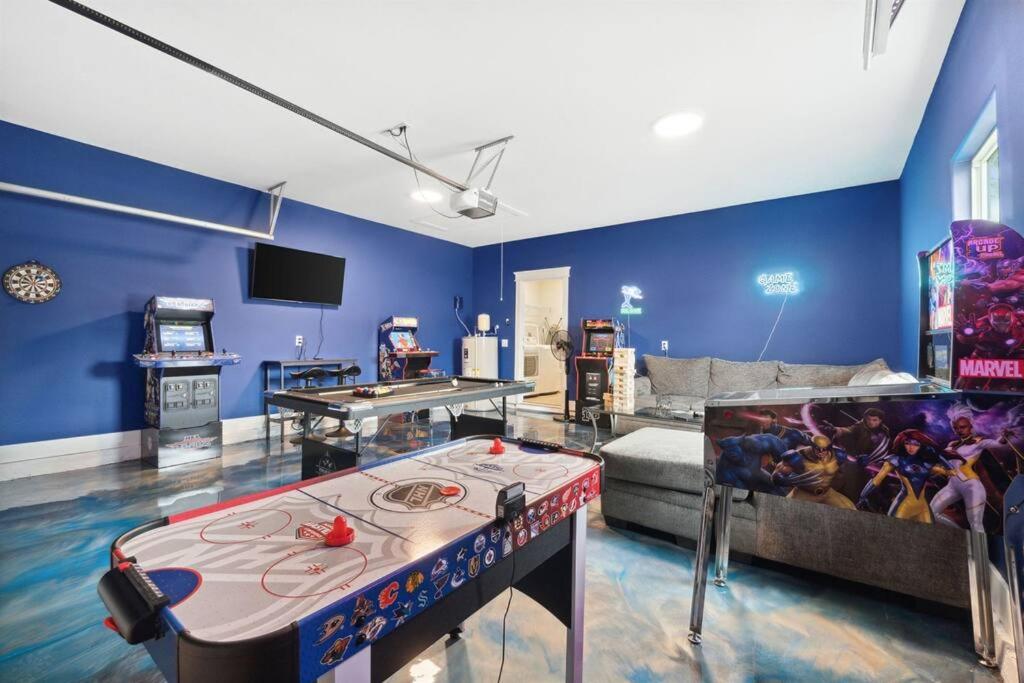 巴拿马城海滩Laguna Beach House with a Game Room的客厅中间设有乒乓球桌