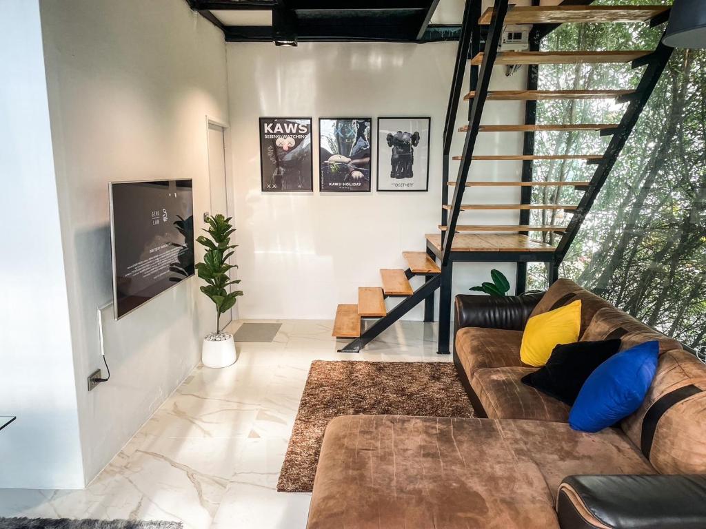 Ban Thap NangPeaceful & Contemporary Duplex Escape的带沙发和楼梯的客厅